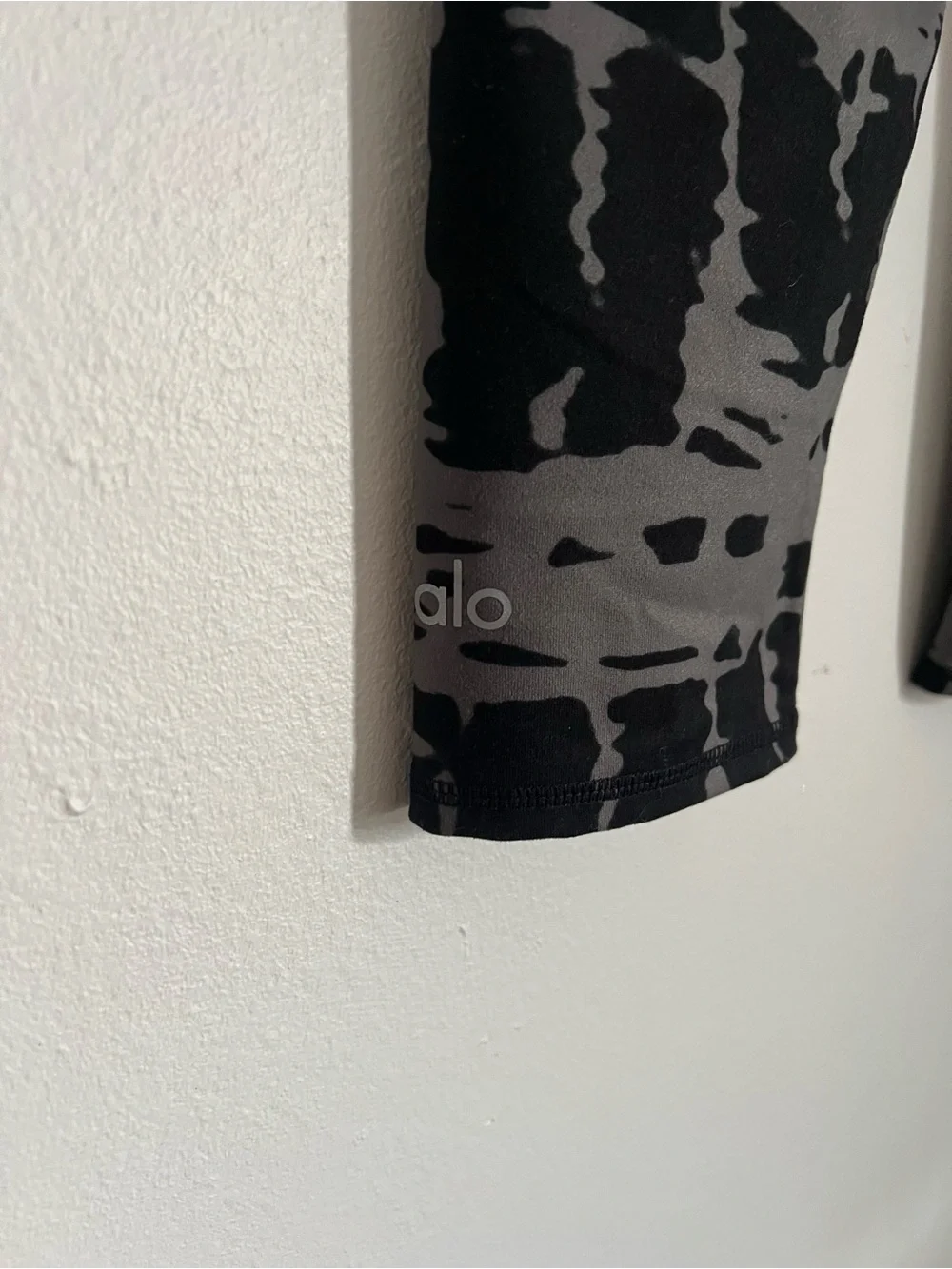 Alo Yoga Airbrush Abstract Print Capri Leggings Size Small Gray Black
